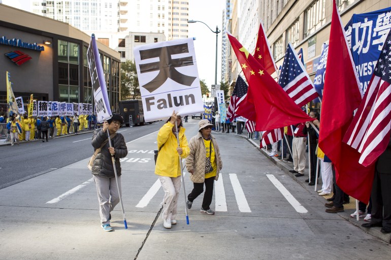 Practitioners of Falun Gong, who say the religious movement is persecuted in China, protest the visit of Chinese President Xi Jinping as counter protestors wave Chinese and U.S. flags in Seattle, Washington, September 22, 2015. Chinese President Xi Jinping will meet U.S. tech titans and tour Boeing Co's biggest factory and Microsoft Corp's sprawling campus near Seattle this week as he kicks off a U.S. visit that also includes a black-tie state dinner at the White House hosted by President Barack Obama. REUTERS/David Ryder