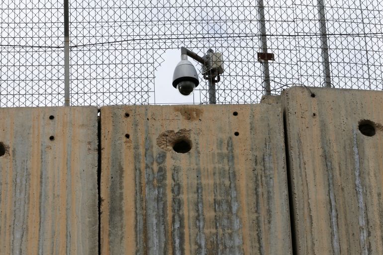 Uma câmera de segurança israelense é vista em uma seção da barreira israelense em Belém, na Cisjordânia ocupada