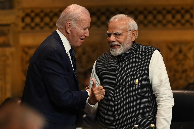 El presidente estadounidense Joe Biden le da la mano al primer ministro indio Narendra Modi en 2022