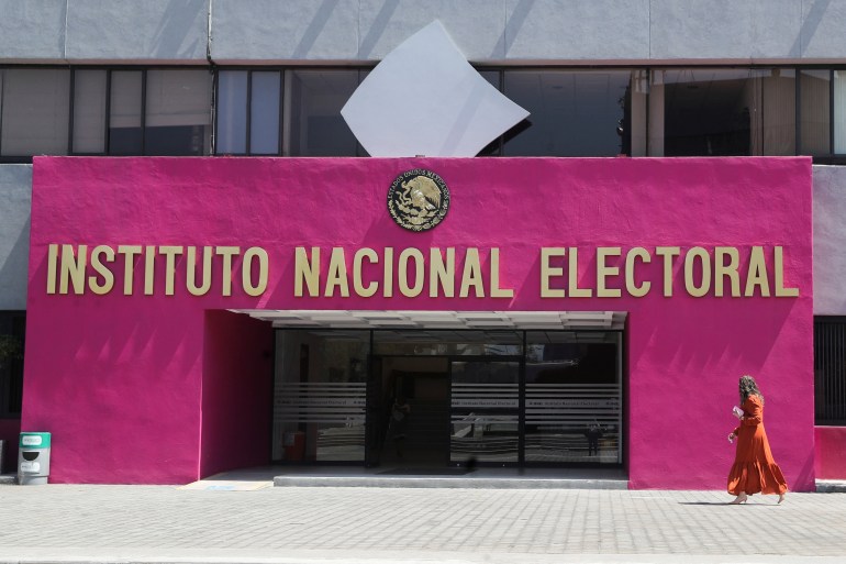 A pink and white building with the name "instituto nacional electoral" on the front.