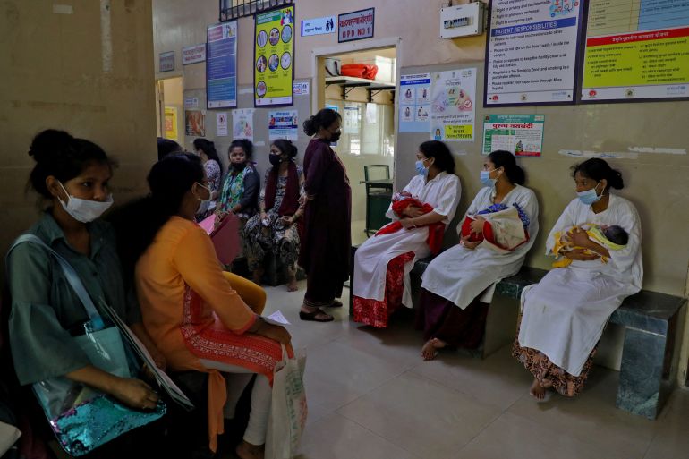 Mães com seus bebês recém-nascidos esperam por um check-up enquanto outras mulheres esperam sua vez de fazer o pré-natal do lado de fora de um quarto médico em uma maternidade em Mumbai, Índia, 25 de abril de 2023. REUTERS/ Niharika Kulkarni TPX IMAGES OF THE DAY