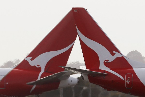 Австралийската Qantas се извинява, след като твърди, че е продала отменени полети
