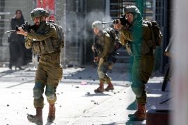 IIsraeli soldiers shoot rubber bullets at Palestinians