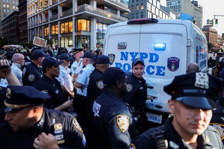 Polisi dan pengunjuk rasa berbaur di luar van NYPD