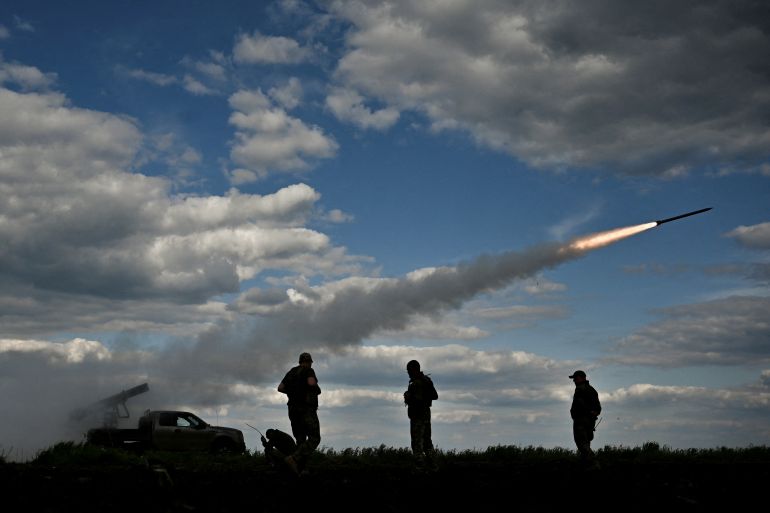 I membri del servizio ucraino lanciano un sistema di razzi a lancio multiplo Partyzan contro le truppe russe vicino a una linea del fronte, durante l'attacco della Russia all'Ucraina, nella regione di Zaporizhzhia, Ucraina.