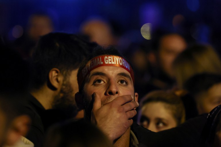 Un partidario reacciona durante una manifestación en la sede del Partido Popular Republicano (CHP) mientras los votantes esperan los resultados de las elecciones en Ankara, Turquía, el 14 de mayo de 2023. REUTERS/Yves Herman