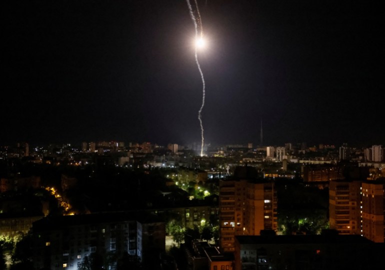 Ledakan rudal terlihat di langit di atas kota selama serangan rudal Rusia, di tengah serangan Rusia di Ukraina, di Kyiv, Ukraina, 16 Mei 2023. REUTERS/Gleb Garanich