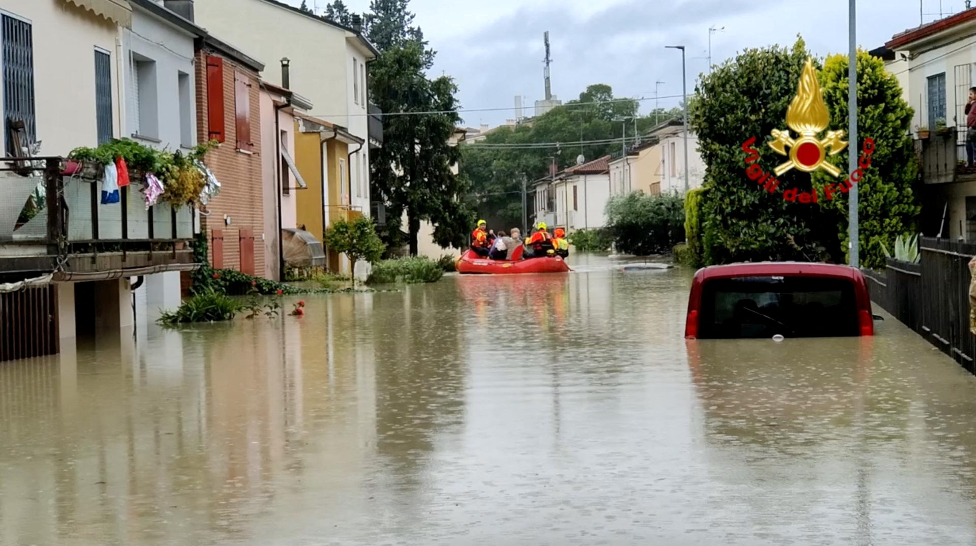 setidaknya delapan tewas dalam banjir di Italia utara;  Penundaan Grand Prix |  Berita Cuaca