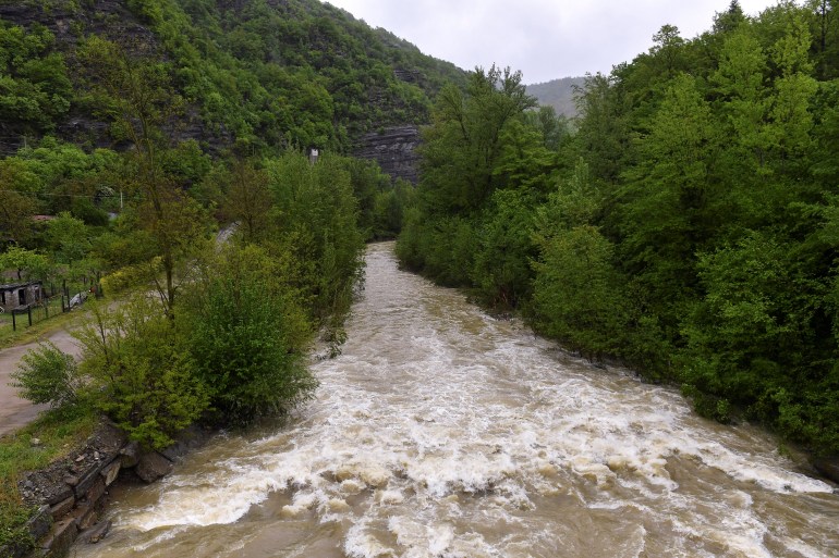 Pemandangan sungai yang tinggi akibat hujan lebat di Fiorenzuola, Italia