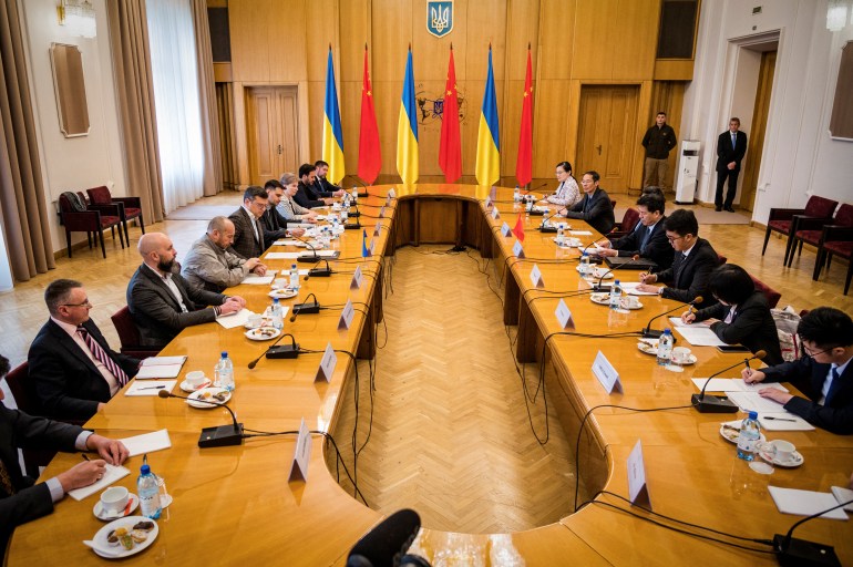El ministre d'Afers Exteriors d'Ucraïna, Dmytro Kuleba, assisteix a una reunió amb el representant especial de la Xina per als afers euroasiàtics, Li Hui, enmig de l'atac de Rússia a Ucraïna, a Kíev, Ucraïna, el 16 de maig de 2023. Eduard Kryzhanivskyi/Servei de premsa del Ministeri d'Afers Exteriors d'Ucraïna/REUTERSHandout ATENCIÓ EDITORS - AQUESTA IMATGE HA ESTAT SUBMINISTRAT PER UN TERCERO.