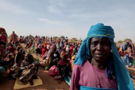 Sudanese refugees in Chad wait to receive food aid