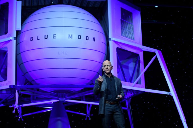 Bezos presents his company's lander rocket in 2019