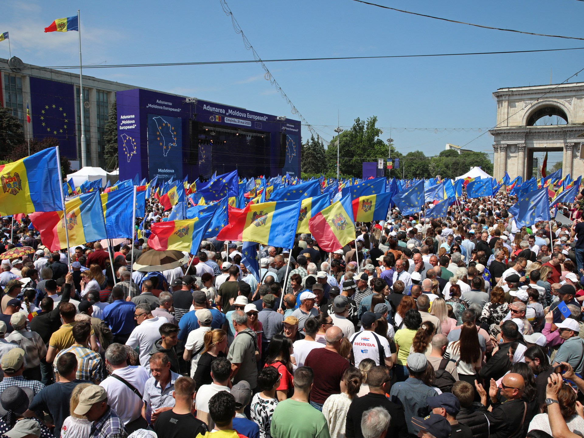 Tens of thousands rally in Moldova for EU membership | Russia-Ukraine war News