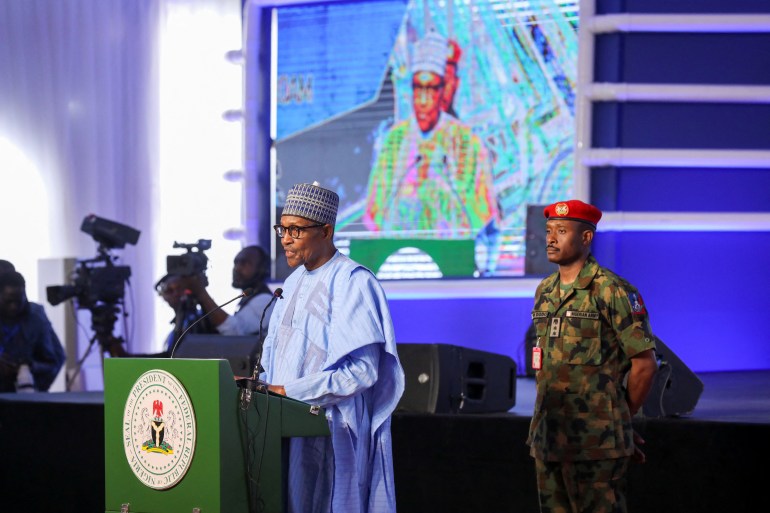 El presidente de Nigeria, Muhammadu Buhari, habla durante la puesta en marcha de la refinería de petróleo Dangote en Ibeju-Lekki, Lagos, Nigeria, el 22 de mayo de 2023. (Temilade Adelaja/Reuters)