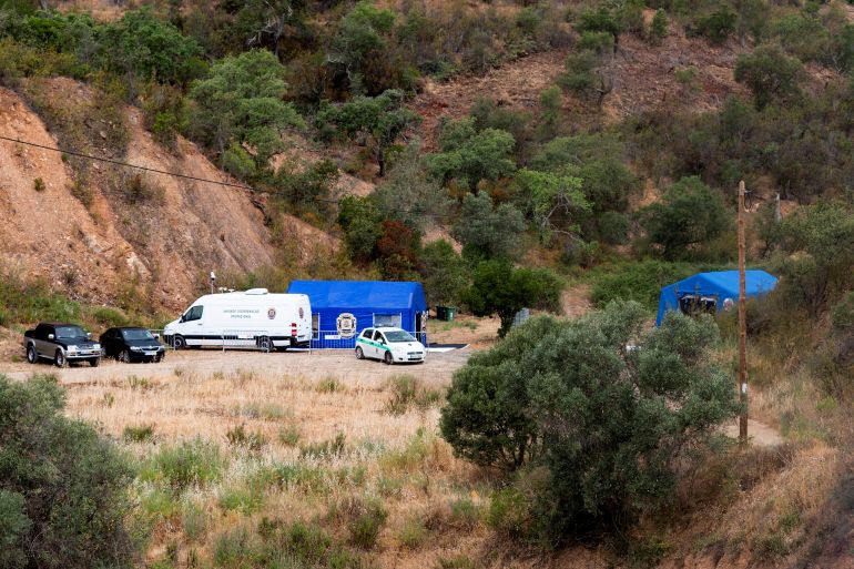 2023년 5월 22일 비디오에서 캡처한 이 스크린샷에서 포르투갈 실베스에서 매들린 맥캔의 시신에 대한 새로운 수색이 진행될 예정인 외딴 저수지 현장에서 포르투갈 수사 사법 경찰의 차량과 텐트가 보입니다. . REUTERS/루이스 페레이라