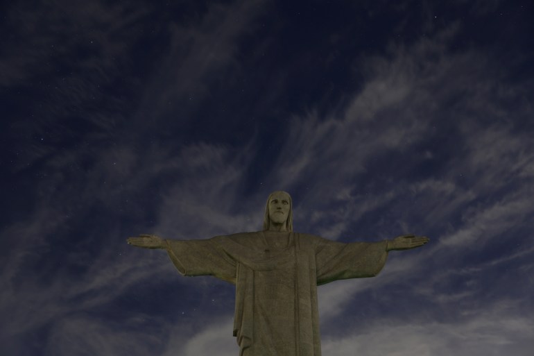 Le Christ Rédempteur a ses lumières éteintes pour condamner "attaques racistes" sur la star brésilienne du football Vinicius Jr à Rio de Janeiro, Brésil le 22 mai 2023.
