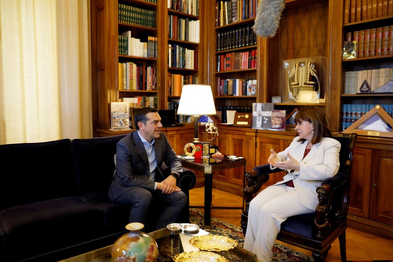 Le chef du parti de gauche grec Syriza, Alexis Tsipras, rencontre la présidente grecque Katerina Sakellaropoulou pour recevoir un mandat officiel pour tenter de former un gouvernement de coalition
