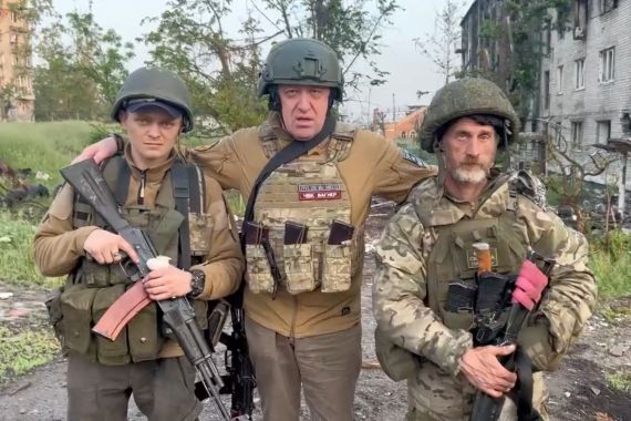Wagner mercenary group founder Yevgeny Prigozhin talks to Wagner fighters in the course of the Russia-Ukraine conflict in Bakhmut, Ukraine [Press service of Concord/Handout via Reuters]