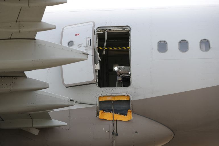 비행기가 착륙 직전 승객이 문을 연 아시아나항공의 에어버스 A321이 한국 대구 공항에서 사진을 찍고 있다.