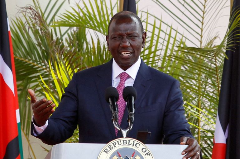 O presidente do Quénia, William Ruto, fala numa conferência de imprensa na State House em Nairobi, Quénia, 5 de maio de 2023