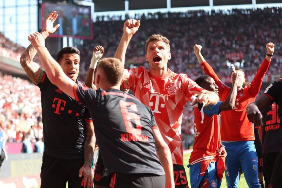 Munich's Thomas Mueller celebrates with teammates after winning the Bundesliga
