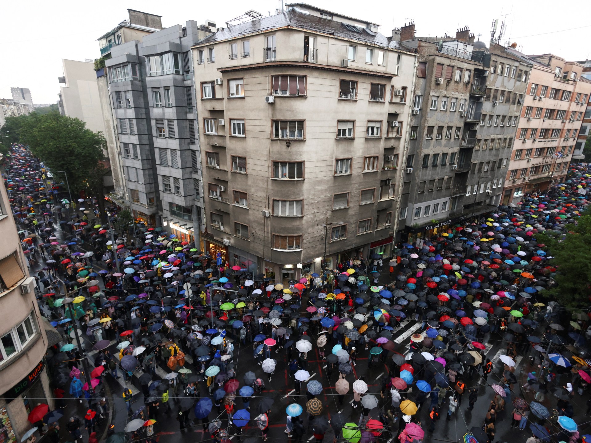 Des foules immenses protestent contre la fusillade en Serbie alors que Vucic prévoit un nouveau mouvement |  Nouvelles