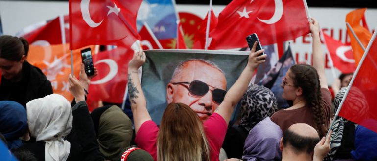 Supporters of Turkish President Tayyip Erdogan wait for his address following early exit poll results for the second round of the presidential election in Istanbul, Turkey May 28, 2023. REUTERS/Murad Sezer