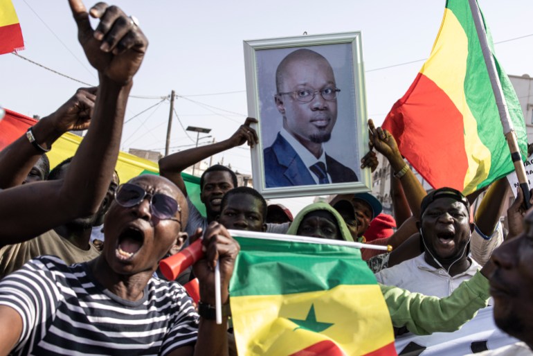 Những người ủng hộ phe đối lập đã ca hát và nhảy múa trong một cuộc họp hai ngày trước phiên tòa xét xử một trong những nhà lãnh đạo, Ousmane Sonko