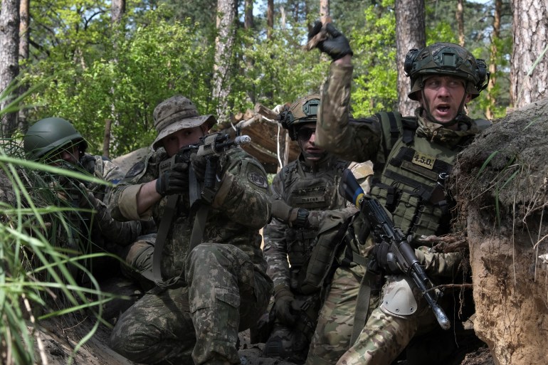 Anggota Garda Nasional Ukraina ikut serta dalam latihan militer di luar Kyiv pada 3 Mei 2023 (Sergey Shestak/AFP)