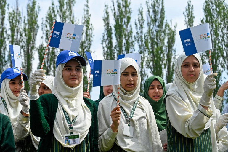 Các nữ sinh cầm cờ G2O trong buổi lễ trước hội nghị thượng đỉnh ở Srinagar