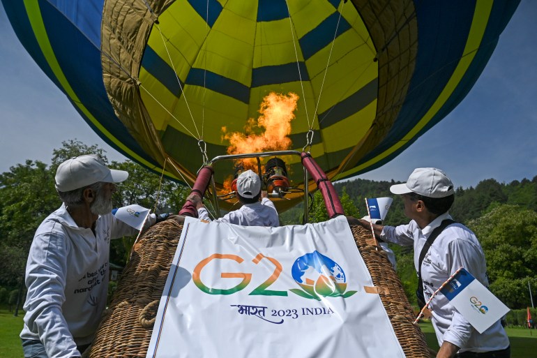 Para pekerja mengembang balon udara saat acara menjelang KTT G2O di Srinagar