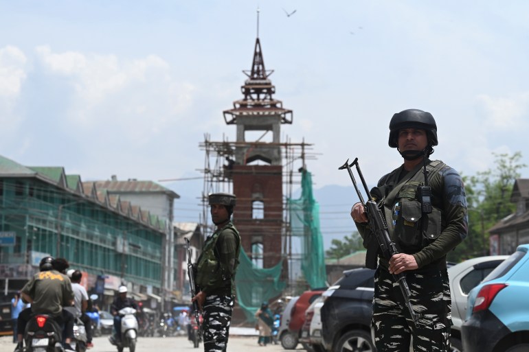 Lính bán quân sự Ấn Độ đứng gác dọc một con đường ở Srinagar