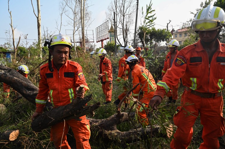 Các đội cứu hộ làm việc để loại bỏ những cây đổ ở Sittwe
