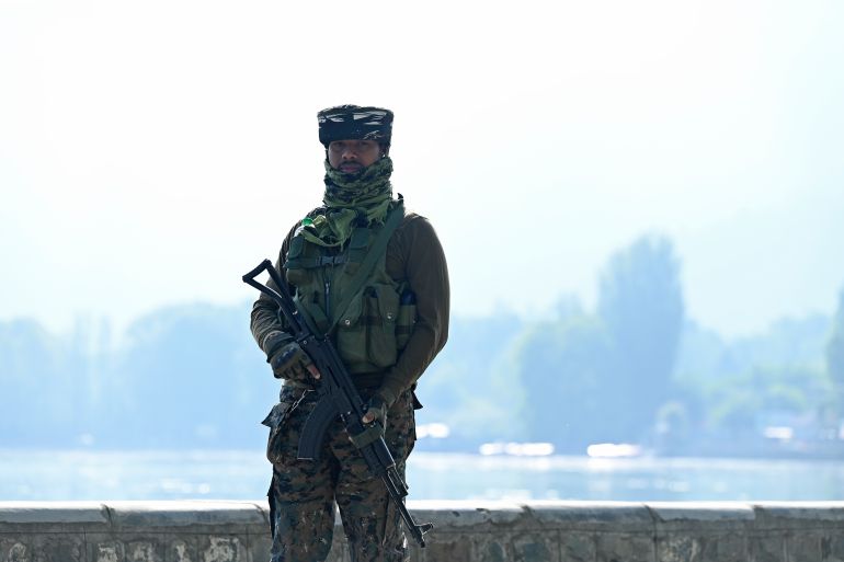 Un soldato paramilitare indiano pattuglia lungo le rive del lago Dal prima della riunione del G20 a Srinagar il 19 maggio 2023.
