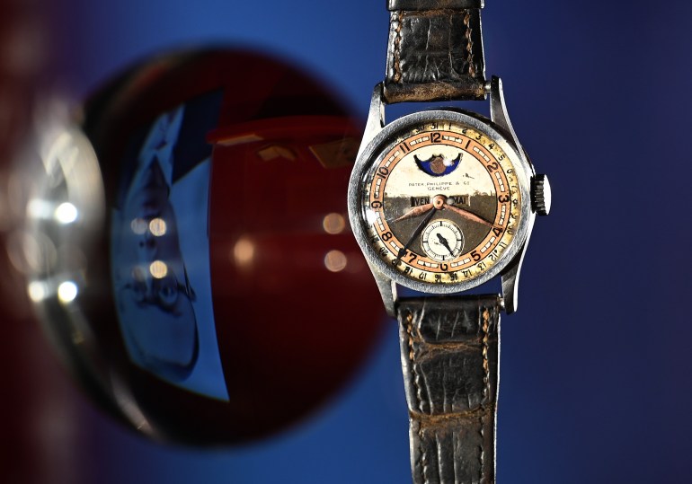 Chiếc đồng hồ Patek Philippe Ref 96 Quantieme Lune từng thuộc sở hữu của Aisin-Gioro Puyi, vị hoàng đế cuối cùng của triều đại nhà Thanh của Trung Quốc (trái), được trưng bày tại Hồng Kông vào ngày 23 tháng 5 năm 2023 trước khi bán đấu giá tại lãnh thổ này cùng ngày.  - Chiếc đồng hồ đắt nhất từng được bán đấu giá là chiếc Patek Philippe “Grandmaster Chime” cực kỳ phức tạp, được bán với giá 31 triệu đô la Mỹ vào năm 2019. (Ảnh của Peter PARKS / AFP)