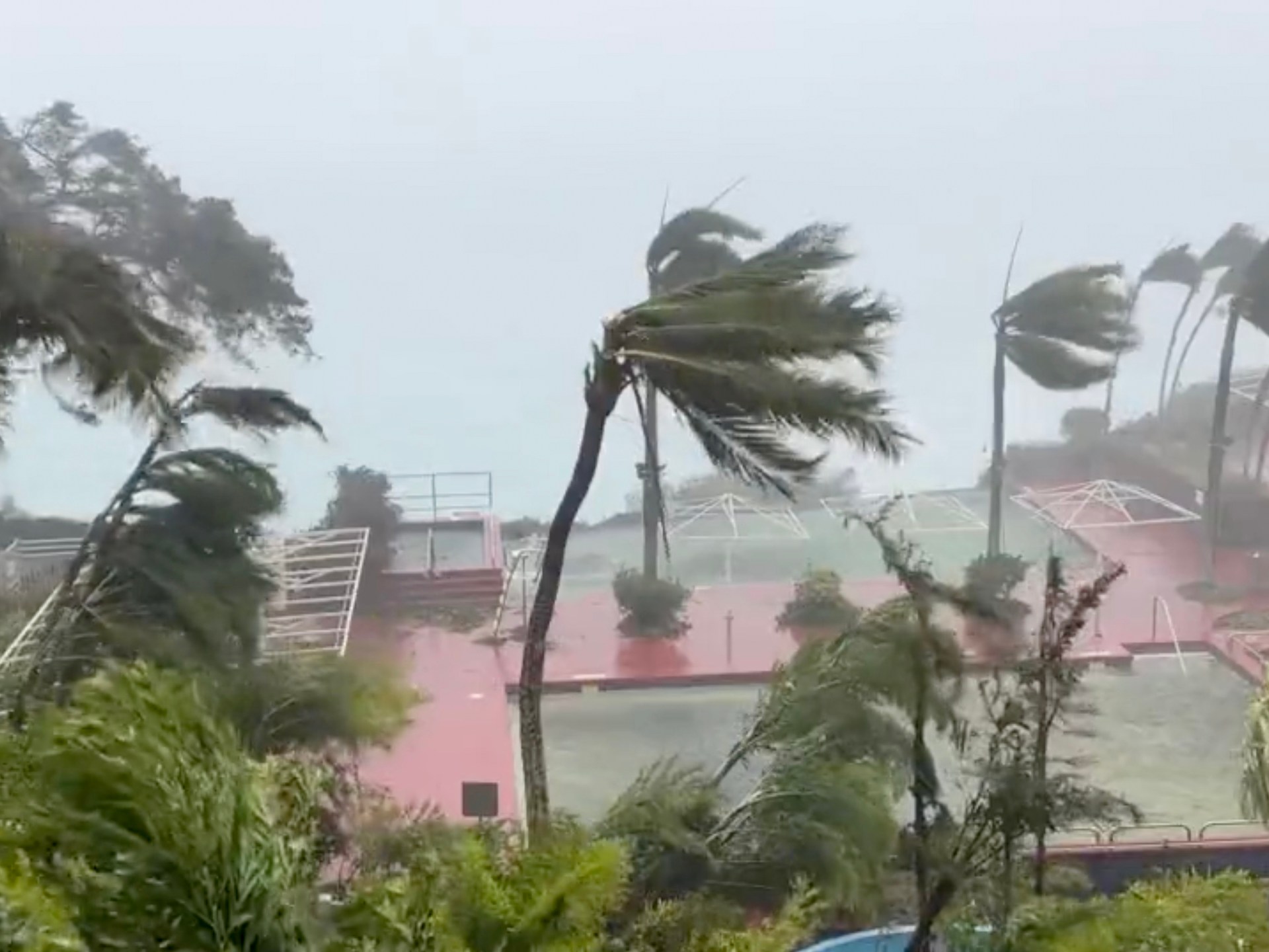 Guam muncul dan menemukan ‘kekacauan besar’ dari Topan Mawar |  Berita Cuaca