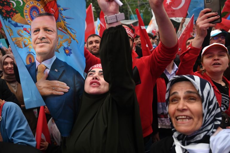 Il turco Erdogan festeggia il ballottaggio delle elezioni presidenziali