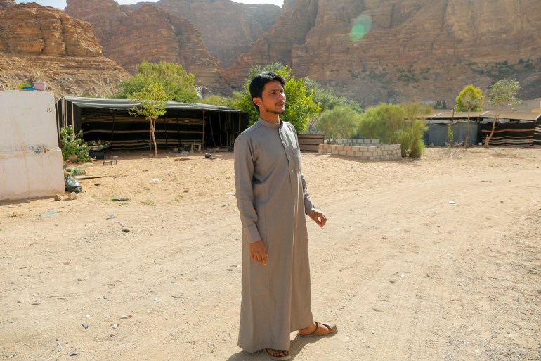 Cucu Al Zalabeih, Salman Al Zalabeih, juga tinggal di desa tersebut dan bekerja dengan turis sepanjang tahun. 
