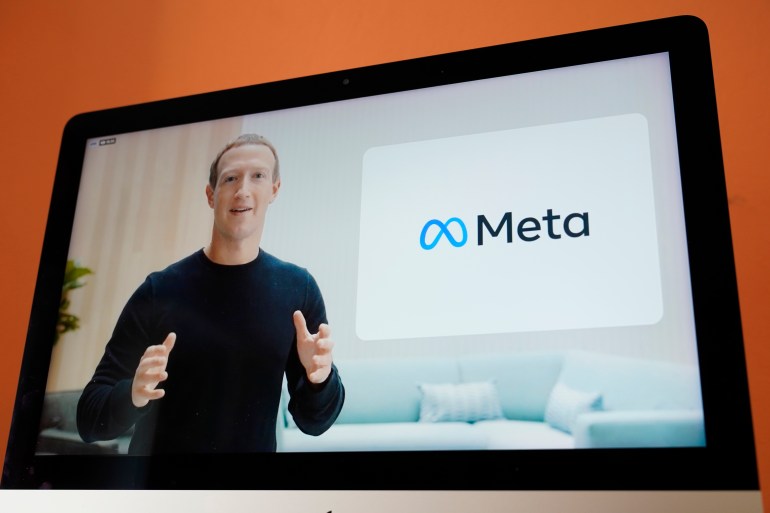 Di layar perangkat di Sausalito, California, CEO Facebook Mark Zuckerberg mengumumkan nama baru mereka, Meta.
