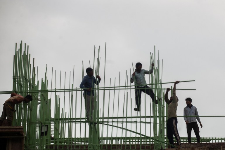 Arbeiter arbeiten auf einer Baustelle in Mumbai, Indien