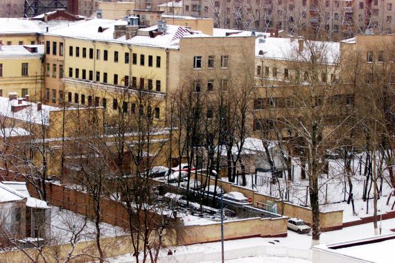 An aerial view of the Lefortovo detention centre, a beige-coloured building surrounded by snow on the ground, in Moscow, Russia.