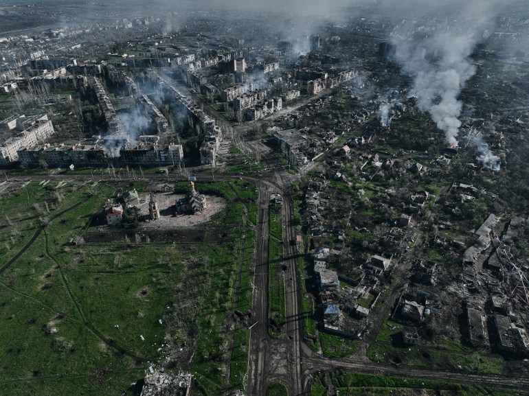 De la fumée s'élève des bâtiments dans cette vue aérienne de Bakhmut, le site des batailles les plus violentes avec les troupes russes dans la région de Donetsk, en Ukraine