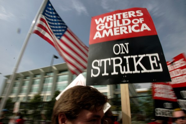 Warner Bros Discovery предупреждава, че холивудските стачки могат да повлияят на списъка с филми