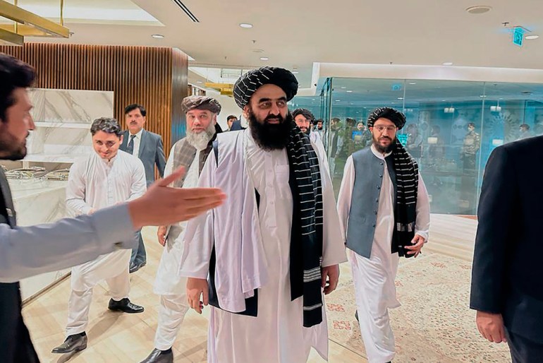 Nesta foto fornecida pela Embaixada do Afeganistão no Paquistão, o ministro das Relações Exteriores nomeado pelo Talibã, Amir Khan Muttaqi, ao centro, caminha com outras autoridades ao chegar ao aeroporto, em Islamabad, Paquistão, sexta-feira, 5 de maio de 2023. Muttaqi chegou a Islamabad na sexta-feira para participar de uma reunião.  A reunião de três vias no sábado também é vista como um avanço para o Talibã pelo Paquistão, que atuou como mediador com os novos governantes do Afeganistão, e pela China, que está ansiosa para expandir sua influência na região.  (Embaixada do Afeganistão no Paquistão via AP)