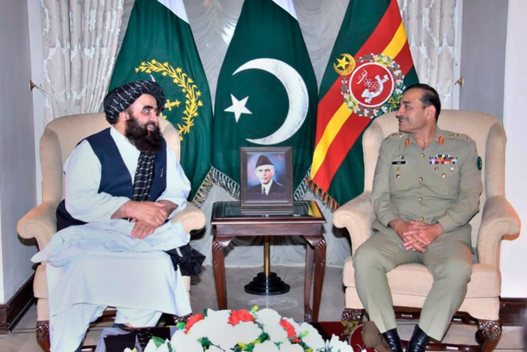 Menteri Luar Negeri Afghanistan yang ditunjuk Taliban Amir Khan Muttaqi, kiri, bertemu dengan panglima militer Pakistan, Jenderal Asim Munir, di Rawalpindi,