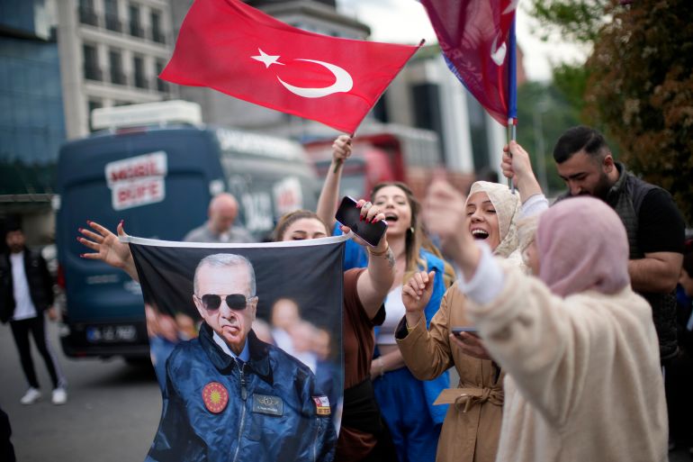 I sostenitori del presidente Recep Tayyip Erdogan esultano davanti alla sede del partito AK a Istanbul