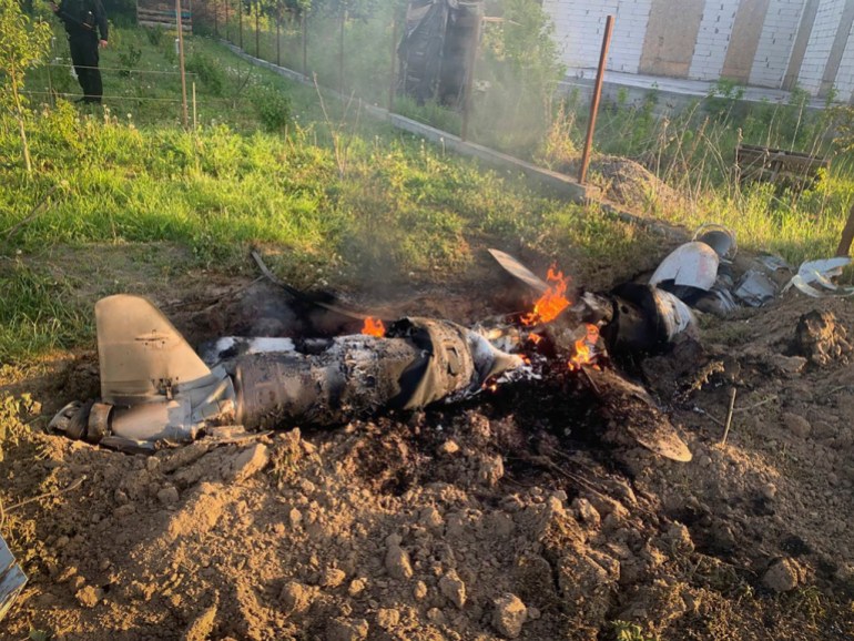 Trong bức ảnh này do Văn phòng Báo chí Cảnh sát Ukraine cung cấp, các mảnh vỡ từ một tên lửa của Nga bị hệ thống phòng không Ukraine bắn hạ được nhìn thấy sau một cuộc tấn công bằng tên lửa vào ban đêm ở vùng Kyiv, Ukraine, Thứ Năm, ngày 18 tháng 5 năm 2023. (Văn phòng Báo chí Cảnh sát Ukraine thông qua AP)