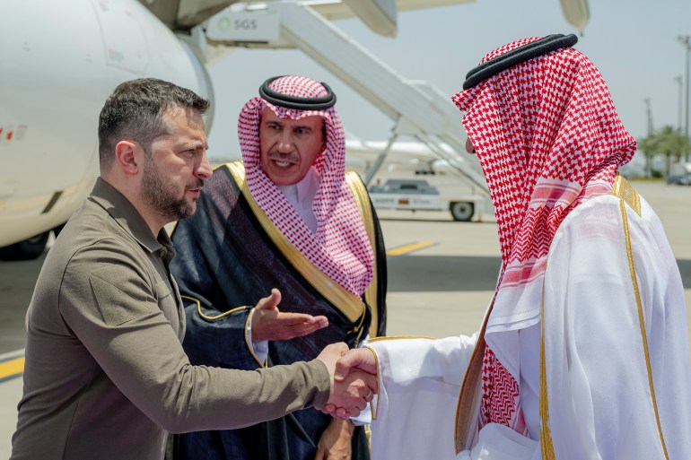 Tổng thống Ukraine Volodymyr Zelenskyy và Hoàng tử Ả Rập Saudi Badr Bin Sultan