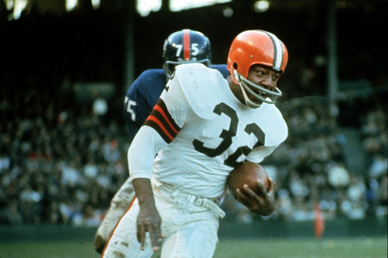 Jimmy Brown (32), running back for the Cleveland Browns, is shown in action against the New York Giants in Cleveland, Ohio