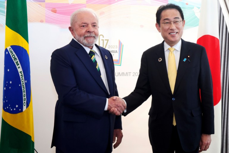 루이스 이나시오 룰라 다 실바 브라질 대통령(왼쪽)과 기시다 후미오 일본 총리가 2023년 5월 20일 토요일 일본 서부 히로시마에서 열린 G7 정상회의에서 양자 회담에 앞서 악수하고 있다. (AP 통신을 통한 일본 풀)